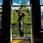 Başak Gümülcinelioğlu Instagram - Canal Houses , balconies, architecture, bricks, signature color scheme, green and blue 🌳🤍 Canal House, Amsterdam Apr,2024 (Bir gün içinde kaç iklim değiştirebilir bir şehir bkz. Amsterdam)