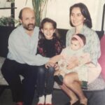 Başak Gümülcinelioğlu Instagram – Ben hayatta en çok seni görmeyi, sana dönmeyi, sana benzemeyi sevdiğimi fark ettim… İyi ki doğdun annem, hayatımın ilk şükür sebebi sensin. Varlığın paha biçilemez bir ışık, hayatlarımızın Neşesisin. Allah seni yanımızdan, canımızdan eksik etmesin 🤍 @nsgmlcnli 🧿 
(Son fotoğrafı içimiz ısınsın, yüzümüze bir gülücük gelsin, ne kadar şanslı olduğumuzu hatırlayalım diye koydum. Öyle yapalım 😌)
