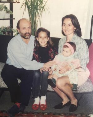 Başak Gümülcinelioğlu Instagram - Ben hayatta en çok seni görmeyi, sana dönmeyi, sana benzemeyi sevdiğimi fark ettim… İyi ki doğdun annem, hayatımın ilk şükür sebebi sensin. Varlığın paha biçilemez bir ışık, hayatlarımızın Neşesisin. Allah seni yanımızdan, canımızdan eksik etmesin 🤍 @nsgmlcnli 🧿 
(Son fotoğrafı içimiz ısınsın, yüzümüze bir gülücük gelsin, ne kadar şanslı olduğumuzu hatırlayalım diye koydum. Öyle yapalım 😌)