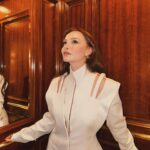 Başak Gümülcinelioğlu Instagram – Bugün bir kız çocuğu daha hayal kurmaktan korkmadığı için ödüllendirildi. Benim şahsi tarihimin en güzel günlerinden biri. Geç olsun güç olmasın demem hiç, her şey kendi zamanını kollar, bilirim. Bu yolculukta benimle, benim için ve benim gibi, inandıkları uğruna emek veren herkesin, emeği ömrüne bereketlensin. Bu ödülü bana layık gören herkese çok teşekkür ederim. Canım Yargı, canım ekip, canım Neva… 
Sevgiyle ✨

@ayakligazeteofficial 
Styling • @dorukkakiz 
Ceket • @meltemozbek 

Teşekkürler @ayakligazeteofficial , @ratalentmanagement @sefkatpeker 🤍