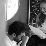 Başak Gümülcinelioğlu Instagram - Date Idea : Study together🧡 Bir süredir @ecenglish ‘in online programı @eclive.online ile İngilizcesini anadil haline getiriyor Çağrı. Bizde adettir birimiz bir şey yapınca diğeri muhakkak bir yerinden dahil olur, tutar bir köşesinden🤓 Konu dil ve konuşmak olunca hele ki ingilizce olunca ben hemen dahil oldum tabi, birlikte bu konuda çok şey yapar olduk. Bu bir tavsiyedir, özellikle dil öğrenmekten korkan, geç kaldığını düşünen, daha önce bir hüsrana uğramış her dilzede için :) Çünkü aslında başlamanın ne yaşı, ne zamanı var! Başlamak şimdi hemen 🤍 Bu fotoğraflar da biz ders çalışırken boş durmayıp eline hemen kamerasını alıp, bir ders saatini bile fotoğraf çekimine çeviren Sekomuz tarafından bize hediye edildi. Madem böyle güzel bir anımız oldu, biz de sizinle paylaşalım istedik! @serkanozturk___ 🤍 #reklam