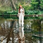 Başak Gümülcinelioğlu Instagram - Spontanlık vol bilmem kaç🥹 Keukenhof bahçeleri , bir sürü güzel lale, dünyanın tüm renkleri, Çağrı ve ben. Tatili uzatınca köyleri, kasabaları, doğal güzellikleri keşfetmeye karar verdik. Bir korkumun daha üzerine gidip, tek başıma göleti yürüyerek geçtim. İnsanlık için küçük olabilir, benim için büyük bir adım. Özellikle durmayı kendine lüks sayarak yaşayanlara tavsiyemdir, burası nefes almak ve iyileşmek zorunda bırakıyor sizi, gelin🌷