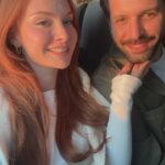 Başak Gümülcinelioğlu Instagram - 2023 RECAP 🫶🏻 Mutlu yıllar! İstanbul-Los Angeles-Paris-Barcelona-Bodrum-Enez-izmir-Alexandroupoli ve niceleri. Seneye tüm dünyayı gezmek niyetiyle. Bu bir mesajdır @ctnkcgri 🌍♥️ Bu yıl : • 1. Evlilik yıldönümümüzü kutladık • Dizimiz 1. Sezonu yayınlandı @senbenotvdizi • Müzik programımız @isteksarkimusic in 1. Sezonu yayınlandı • Yine yılbaşı için 1. konserimizi çektik • Birlikte dünyayı gezmeye devam ettik, zor günlerle baş ettik, ahlaklı ve gerçek kaldık, birbirimizi ve sevdiklerimizi sevdik. Seneye neler mümkün? Görelim.
