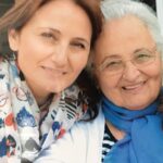 Başak Gümülcinelioğlu Instagram – Ben hayatta en çok seni görmeyi, sana dönmeyi, sana benzemeyi sevdiğimi fark ettim… İyi ki doğdun annem, hayatımın ilk şükür sebebi sensin. Varlığın paha biçilemez bir ışık, hayatlarımızın Neşesisin. Allah seni yanımızdan, canımızdan eksik etmesin 🤍 @nsgmlcnli 🧿 
(Son fotoğrafı içimiz ısınsın, yüzümüze bir gülücük gelsin, ne kadar şanslı olduğumuzu hatırlayalım diye koydum. Öyle yapalım 😌)