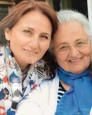 Başak Gümülcinelioğlu Instagram - Ben hayatta en çok seni görmeyi, sana dönmeyi, sana benzemeyi sevdiğimi fark ettim… İyi ki doğdun annem, hayatımın ilk şükür sebebi sensin. Varlığın paha biçilemez bir ışık, hayatlarımızın Neşesisin. Allah seni yanımızdan, canımızdan eksik etmesin 🤍 @nsgmlcnli 🧿 
(Son fotoğrafı içimiz ısınsın, yüzümüze bir gülücük gelsin, ne kadar şanslı olduğumuzu hatırlayalım diye koydum. Öyle yapalım 😌)