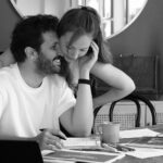 Başak Gümülcinelioğlu Instagram - Date Idea : Study together🧡 Bir süredir @ecenglish ‘in online programı @eclive.online ile İngilizcesini anadil haline getiriyor Çağrı. Bizde adettir birimiz bir şey yapınca diğeri muhakkak bir yerinden dahil olur, tutar bir köşesinden🤓 Konu dil ve konuşmak olunca hele ki ingilizce olunca ben hemen dahil oldum tabi, birlikte bu konuda çok şey yapar olduk. Bu bir tavsiyedir, özellikle dil öğrenmekten korkan, geç kaldığını düşünen, daha önce bir hüsrana uğramış her dilzede için :) Çünkü aslında başlamanın ne yaşı, ne zamanı var! Başlamak şimdi hemen 🤍 Bu fotoğraflar da biz ders çalışırken boş durmayıp eline hemen kamerasını alıp, bir ders saatini bile fotoğraf çekimine çeviren Sekomuz tarafından bize hediye edildi. Madem böyle güzel bir anımız oldu, biz de sizinle paylaşalım istedik! @serkanozturk___ 🤍 #reklam
