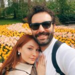 Başak Gümülcinelioğlu Instagram - Spontanlık vol bilmem kaç🥹 Keukenhof bahçeleri , bir sürü güzel lale, dünyanın tüm renkleri, Çağrı ve ben. Tatili uzatınca köyleri, kasabaları, doğal güzellikleri keşfetmeye karar verdik. Bir korkumun daha üzerine gidip, tek başıma göleti yürüyerek geçtim. İnsanlık için küçük olabilir, benim için büyük bir adım. Özellikle durmayı kendine lüks sayarak yaşayanlara tavsiyemdir, burası nefes almak ve iyileşmek zorunda bırakıyor sizi, gelin🌷
