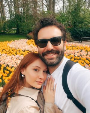 Başak Gümülcinelioğlu Instagram - Spontanlık vol bilmem kaç🥹 Keukenhof bahçeleri , bir sürü güzel lale, dünyanın tüm renkleri, Çağrı ve ben. Tatili uzatınca köyleri, kasabaları, doğal güzellikleri keşfetmeye karar verdik. Bir korkumun daha üzerine gidip, tek başıma göleti yürüyerek geçtim. İnsanlık için küçük olabilir, benim için büyük bir adım. Özellikle durmayı kendine lüks sayarak yaşayanlara tavsiyemdir, burası nefes almak ve iyileşmek zorunda bırakıyor sizi, gelin🌷