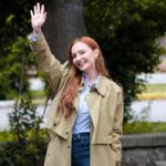 Başak Gümülcinelioğlu Instagram - It’s not a goodbye , but see you later… “Kim demiş bizim masalımız bitti diye, bizim masalımız şimdi başlıyor…” -Jale Giraylı Kısa ve öz: seni unutmam mümkün değil Jale! 🔥 Her duygusundan her travmasına, her kılığından peruğuna, kemanından türküsüne, ingilizcesinden türkçesine, anneliğinden tekilliğine, aşkından nefretine, bildiğim her şeyi sınayan, bir Jale geçti hayatımdan… Oynadığım karakterleri bir süre özler, bir süre yasını tutarım… Emeği geçen tüm ekip arkadaşlarımı ellerinden, gözlerinden, emeklerinden öperim. Sevgiyle yanımızda olan seyircimiz, iyi ki varsınız. Yeni hikayelerde buluşmak dileğiyle. Mesleğimi çok seviyorum. Bir kez daha anladım. Gururum ondandır. 🥂🤍🪬 #KülMasalıFinal @kulmasalitrt