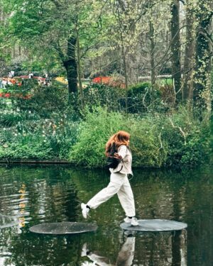 Başak Gümülcinelioğlu Instagram - Spontanlık vol bilmem kaç🥹 Keukenhof bahçeleri , bir sürü güzel lale, dünyanın tüm renkleri, Çağrı ve ben. Tatili uzatınca köyleri, kasabaları, doğal güzellikleri keşfetmeye karar verdik. Bir korkumun daha üzerine gidip, tek başıma göleti yürüyerek geçtim. İnsanlık için küçük olabilir, benim için büyük bir adım. Özellikle durmayı kendine lüks sayarak yaşayanlara tavsiyemdir, burası nefes almak ve iyileşmek zorunda bırakıyor sizi, gelin🌷