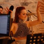 Başak Gümülcinelioğlu Instagram - Bildiğiniz üzere aylardır her pazar yayınladığımız istek şarkı programımın devamı olarak kendime ait ilk tekli konserimi çektim. Nefeslerimizi tuttuk 18.00 de yayınlanmasını bekliyoruz ! Çektim diyorum çünkü 2,5 aydır her detayıyla maddi-manevi ben ve çağrı ilgilendik. Böyle bir projeyi profesyonel yapım şirketleri olarak çekmek bile bu kadar zorken, biz ikimiz el ele başardık bunu. Yeri geldi ekran sürem arttığı ya da hiç dinlenmeden çalıştığım için hastanelik oldum… Ama değdi mi diye sorarsanız, fazlasıyla! Ben 2024’e bu hayalini de başarabilen bir kız olarak giriyorum. Hayalleri kurarken de gerçekleştirirken de her adımda var olduğun, karanlığa düştüğümde ışığım olduğun için iyi ki sen benim eşim sevgilimsin. Biliyorum her zaman kolay değil, bu süreç biraz zordu, ama başardık ve sana müteşekkirim. Seni çok seviyorum. @ctnkcgri 🤍✨ Sırasıyla gördüğünüz : @isteksarkimusic orkestrası Ama onlar aslında benim arkadaşlarım, abilerim, can dostlarım… Hiç birini bir diğerinden daha fazla sevmiyorum ama hepsini birbirinden çok başka seviyorum. Alfabetik sırayla fotoları koyuşum ondan :) Davulda @b.atuhankoc ama aynı zamanda şarkıların tüm mix masteringlerini de yapıyor , yani beni benden daha fazla duyuyor. Beni artık sevmese anlardım, ama nasıl yapıyorsa hala seviyor. 🥹 @bugraortakci bas gitarda ama yıllardır hayatımda ve şu hayatta gördüğüm en “hallederiz abi aynen!” diyip halledebilen insanlardan biri. 😘 @hasanaran abi gitarıyla çok meşhur da , kahkahaları, müzik bilgisi ve hepimizin abisi olmasıyla ayrı meşhur , bir yandan da Backstage videolarımızı izlediyseniz “downloading” leriyle ayrı meşhur. 😅 @msalihdmn abimiz klavyede, ekibimize bu proje ile katıldı ama bir anda tüm çalışkanlığı ve bizi rahatlatışıyla , aynı zamanda sakinliği ve abiliğiyle benim ilk saniyede kalbimde yer etti. 😌 İstek şarkının ilk videosundan bugüne kadar her söylediğimi şıp diye anlayan, projeye başlarken seninle bir şey konuşacağım dediğimde inşallah “bu projeyi sen çek!” Diyeceksindir diyen, ben streslenmeyim diye elinden geleni yapan, canım arkadaşım, aynı zamanda yönetmenim Burcu. @isikcizer 😇 (devamı yorumlarda)