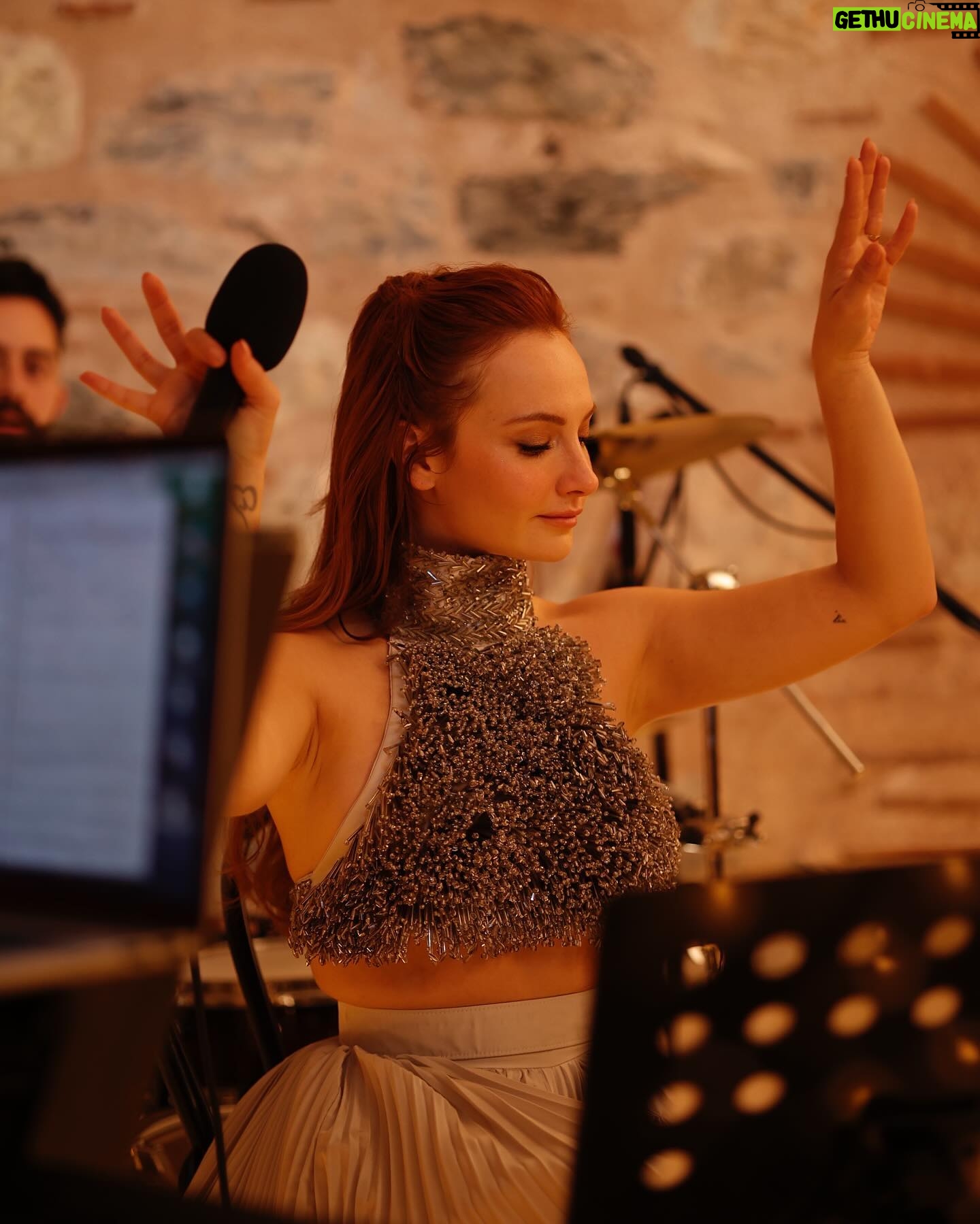 Başak Gümülcinelioğlu Instagram - Bildiğiniz üzere aylardır her pazar yayınladığımız istek şarkı programımın devamı olarak kendime ait ilk tekli konserimi çektim. Nefeslerimizi tuttuk 18.00 de yayınlanmasını bekliyoruz ! Çektim diyorum çünkü 2,5 aydır her detayıyla maddi-manevi ben ve çağrı ilgilendik. Böyle bir projeyi profesyonel yapım şirketleri olarak çekmek bile bu kadar zorken, biz ikimiz el ele başardık bunu. Yeri geldi ekran sürem arttığı ya da hiç dinlenmeden çalıştığım için hastanelik oldum… Ama değdi mi diye sorarsanız, fazlasıyla! Ben 2024’e bu hayalini de başarabilen bir kız olarak giriyorum. Hayalleri kurarken de gerçekleştirirken de her adımda var olduğun, karanlığa düştüğümde ışığım olduğun için iyi ki sen benim eşim sevgilimsin. Biliyorum her zaman kolay değil, bu süreç biraz zordu, ama başardık ve sana müteşekkirim. Seni çok seviyorum. @ctnkcgri 🤍✨ Sırasıyla gördüğünüz : @isteksarkimusic orkestrası Ama onlar aslında benim arkadaşlarım, abilerim, can dostlarım… Hiç birini bir diğerinden daha fazla sevmiyorum ama hepsini birbirinden çok başka seviyorum. Alfabetik sırayla fotoları koyuşum ondan :) Davulda @b.atuhankoc ama aynı zamanda şarkıların tüm mix masteringlerini de yapıyor , yani beni benden daha fazla duyuyor. Beni artık sevmese anlardım, ama nasıl yapıyorsa hala seviyor. 🥹 @bugraortakci bas gitarda ama yıllardır hayatımda ve şu hayatta gördüğüm en “hallederiz abi aynen!” diyip halledebilen insanlardan biri. 😘 @hasanaran abi gitarıyla çok meşhur da , kahkahaları, müzik bilgisi ve hepimizin abisi olmasıyla ayrı meşhur , bir yandan da Backstage videolarımızı izlediyseniz “downloading” leriyle ayrı meşhur. 😅 @msalihdmn abimiz klavyede, ekibimize bu proje ile katıldı ama bir anda tüm çalışkanlığı ve bizi rahatlatışıyla , aynı zamanda sakinliği ve abiliğiyle benim ilk saniyede kalbimde yer etti. 😌 İstek şarkının ilk videosundan bugüne kadar her söylediğimi şıp diye anlayan, projeye başlarken seninle bir şey konuşacağım dediğimde inşallah “bu projeyi sen çek!” Diyeceksindir diyen, ben streslenmeyim diye elinden geleni yapan, canım arkadaşım, aynı zamanda yönetmenim Burcu. @isikcizer 😇 (devamı yorumlarda)