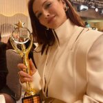 Başak Gümülcinelioğlu Instagram – Bugün bir kız çocuğu daha hayal kurmaktan korkmadığı için ödüllendirildi. Benim şahsi tarihimin en güzel günlerinden biri. Geç olsun güç olmasın demem hiç, her şey kendi zamanını kollar, bilirim. Bu yolculukta benimle, benim için ve benim gibi, inandıkları uğruna emek veren herkesin, emeği ömrüne bereketlensin. Bu ödülü bana layık gören herkese çok teşekkür ederim. Canım Yargı, canım ekip, canım Neva… 
Sevgiyle ✨

@ayakligazeteofficial 
Styling • @dorukkakiz 
Ceket • @meltemozbek 

Teşekkürler @ayakligazeteofficial , @ratalentmanagement @sefkatpeker 🤍