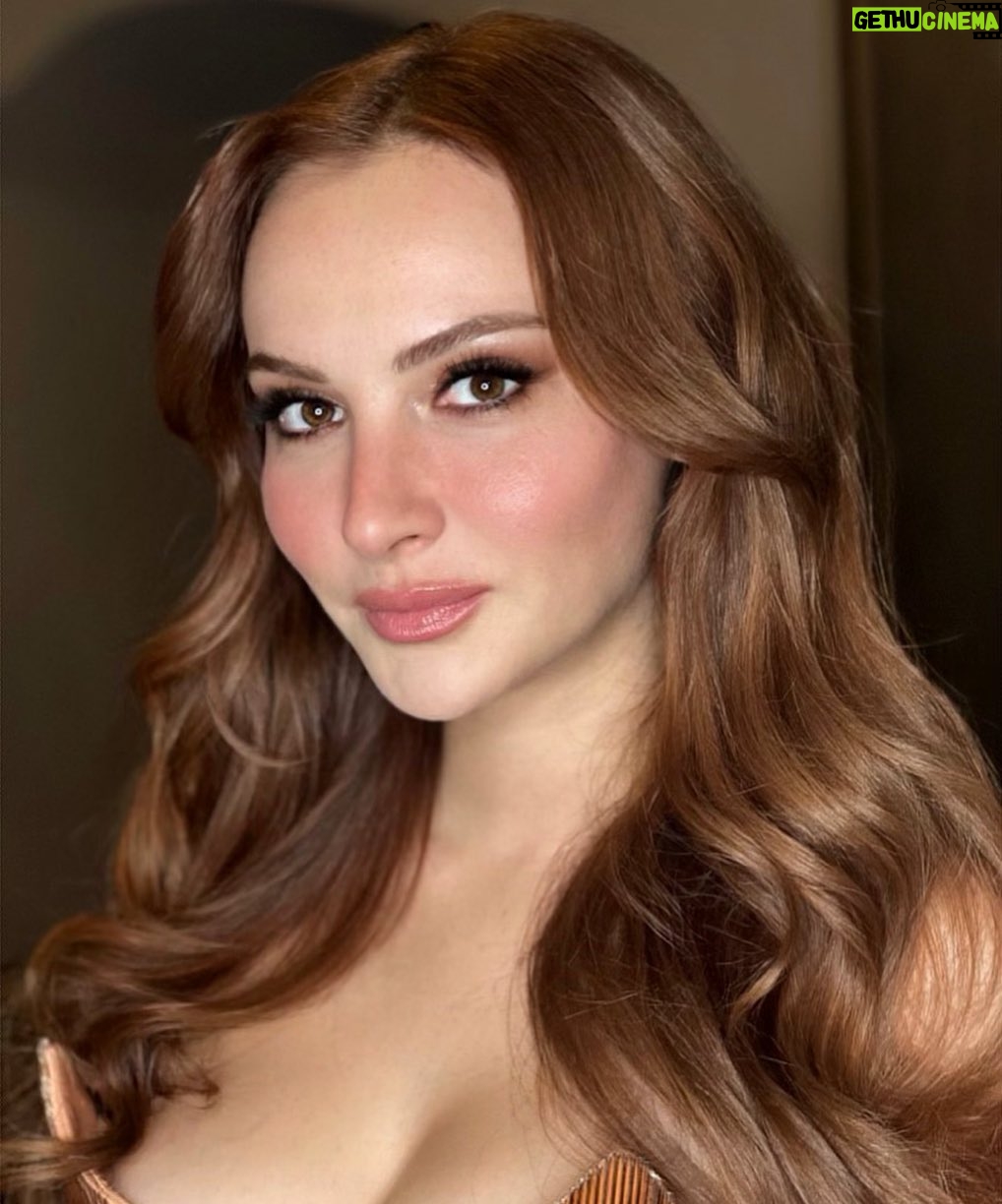 Başak Gümülcinelioğlu Instagram - Başak 🧡 @armanibeauty #armanibeauty #armanimakeup Cilt: #armaniluminoussilkprimer #luminoussilkfoundation Fondoten: #ArmaniLuminousSilkfoundation 4 Concealer: #armaniluminoussilkconcealer 3 Far: #armanieyetint 8S & 44S & 36M Göz Kalemi: #armanismoothsilkeyepencil Mascara: #armanieyestokillmascara Kontür: #armaniacontour 20 Allık: #armanineonudelikitallık 51 & #luminoussilkglowblush 50 Highlighter: #armanifluidsheer 8 Ruj: #ArmaniLipPower 113 #işbirliği