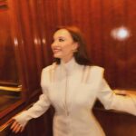 Başak Gümülcinelioğlu Instagram – Bugün bir kız çocuğu daha hayal kurmaktan korkmadığı için ödüllendirildi. Benim şahsi tarihimin en güzel günlerinden biri. Geç olsun güç olmasın demem hiç, her şey kendi zamanını kollar, bilirim. Bu yolculukta benimle, benim için ve benim gibi, inandıkları uğruna emek veren herkesin, emeği ömrüne bereketlensin. Bu ödülü bana layık gören herkese çok teşekkür ederim. Canım Yargı, canım ekip, canım Neva… 
Sevgiyle ✨

@ayakligazeteofficial 
Styling • @dorukkakiz 
Ceket • @meltemozbek 

Teşekkürler @ayakligazeteofficial , @ratalentmanagement @sefkatpeker 🤍