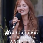 Başak Gümülcinelioğlu Instagram – #İstekŞarkı – BEN BÖYLEYİM ! 🩵

Bu haftanın istek şarkısı yıllardır bir çoğumuzun BU BENİM ŞARKIM! dediği şarkı… Ben böyleyim… Athena yıllardır duruşuyla, çizgisiyle, müziğiyle sadece kulaklarımıza değil aynı zamanda ruhumuza da iyi geldi… Athena İyi ki var!

Umuyorum bu haftaki istek şarkımızı da seversiniz ve sevgi ile yolunuza eşlik ederiz. 🎵❤️🎤 

#İstekŞarkı : Ben Böyleyim – Athena (2011)
Söz : Gökhan Özoğuz
Müzik : Francois, Revaud, Thibaut
Performans : Başak Gümülcinelioğlu
Gitar : Hasan Aran 
Bas : Buğra Ortakçı 
Davul / Perküsyon : Batuhan Koç 
Kayıt : Que Productions 
Mix : Que Productions, Batuhan Koç 
Video Görsel : Burcu Erdilmen
Kurgu : Burcu Erdilmen
Görsel ve Logo Tasarımı : Gülşah Mutlu , Burcu Erdilmen 
Makyaj : Dilan Şen
Prodüksiyon Asistanı : Meryem Baburoğlu 
Köpek : Martı :)

Her zaman yanımda, desteğim olan canım Çağrı… Videomuzun bir sürprizi :)