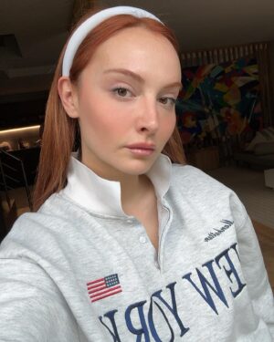 Başak Gümülcinelioğlu Instagram - After > Before. Biri bugün bölüm izlemeye hazırlanan, diğeri dün sahne çekmeye hazırlanan, ben. İkisi de ben ❤️ Akşama bölüm var, benimle misiniz dostlarım 🫶🏻 
@kulmasalitrt