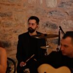 Başak Gümülcinelioğlu Instagram - Bildiğiniz üzere aylardır her pazar yayınladığımız istek şarkı programımın devamı olarak kendime ait ilk tekli konserimi çektim. Nefeslerimizi tuttuk 18.00 de yayınlanmasını bekliyoruz ! Çektim diyorum çünkü 2,5 aydır her detayıyla maddi-manevi ben ve çağrı ilgilendik. Böyle bir projeyi profesyonel yapım şirketleri olarak çekmek bile bu kadar zorken, biz ikimiz el ele başardık bunu. Yeri geldi ekran sürem arttığı ya da hiç dinlenmeden çalıştığım için hastanelik oldum… Ama değdi mi diye sorarsanız, fazlasıyla! Ben 2024’e bu hayalini de başarabilen bir kız olarak giriyorum. Hayalleri kurarken de gerçekleştirirken de her adımda var olduğun, karanlığa düştüğümde ışığım olduğun için iyi ki sen benim eşim sevgilimsin. Biliyorum her zaman kolay değil, bu süreç biraz zordu, ama başardık ve sana müteşekkirim. Seni çok seviyorum. @ctnkcgri 🤍✨ Sırasıyla gördüğünüz : @isteksarkimusic orkestrası Ama onlar aslında benim arkadaşlarım, abilerim, can dostlarım… Hiç birini bir diğerinden daha fazla sevmiyorum ama hepsini birbirinden çok başka seviyorum. Alfabetik sırayla fotoları koyuşum ondan :) Davulda @b.atuhankoc ama aynı zamanda şarkıların tüm mix masteringlerini de yapıyor , yani beni benden daha fazla duyuyor. Beni artık sevmese anlardım, ama nasıl yapıyorsa hala seviyor. 🥹 @bugraortakci bas gitarda ama yıllardır hayatımda ve şu hayatta gördüğüm en “hallederiz abi aynen!” diyip halledebilen insanlardan biri. 😘 @hasanaran abi gitarıyla çok meşhur da , kahkahaları, müzik bilgisi ve hepimizin abisi olmasıyla ayrı meşhur , bir yandan da Backstage videolarımızı izlediyseniz “downloading” leriyle ayrı meşhur. 😅 @msalihdmn abimiz klavyede, ekibimize bu proje ile katıldı ama bir anda tüm çalışkanlığı ve bizi rahatlatışıyla , aynı zamanda sakinliği ve abiliğiyle benim ilk saniyede kalbimde yer etti. 😌 İstek şarkının ilk videosundan bugüne kadar her söylediğimi şıp diye anlayan, projeye başlarken seninle bir şey konuşacağım dediğimde inşallah “bu projeyi sen çek!” Diyeceksindir diyen, ben streslenmeyim diye elinden geleni yapan, canım arkadaşım, aynı zamanda yönetmenim Burcu. @isikcizer 😇 (devamı yorumlarda)