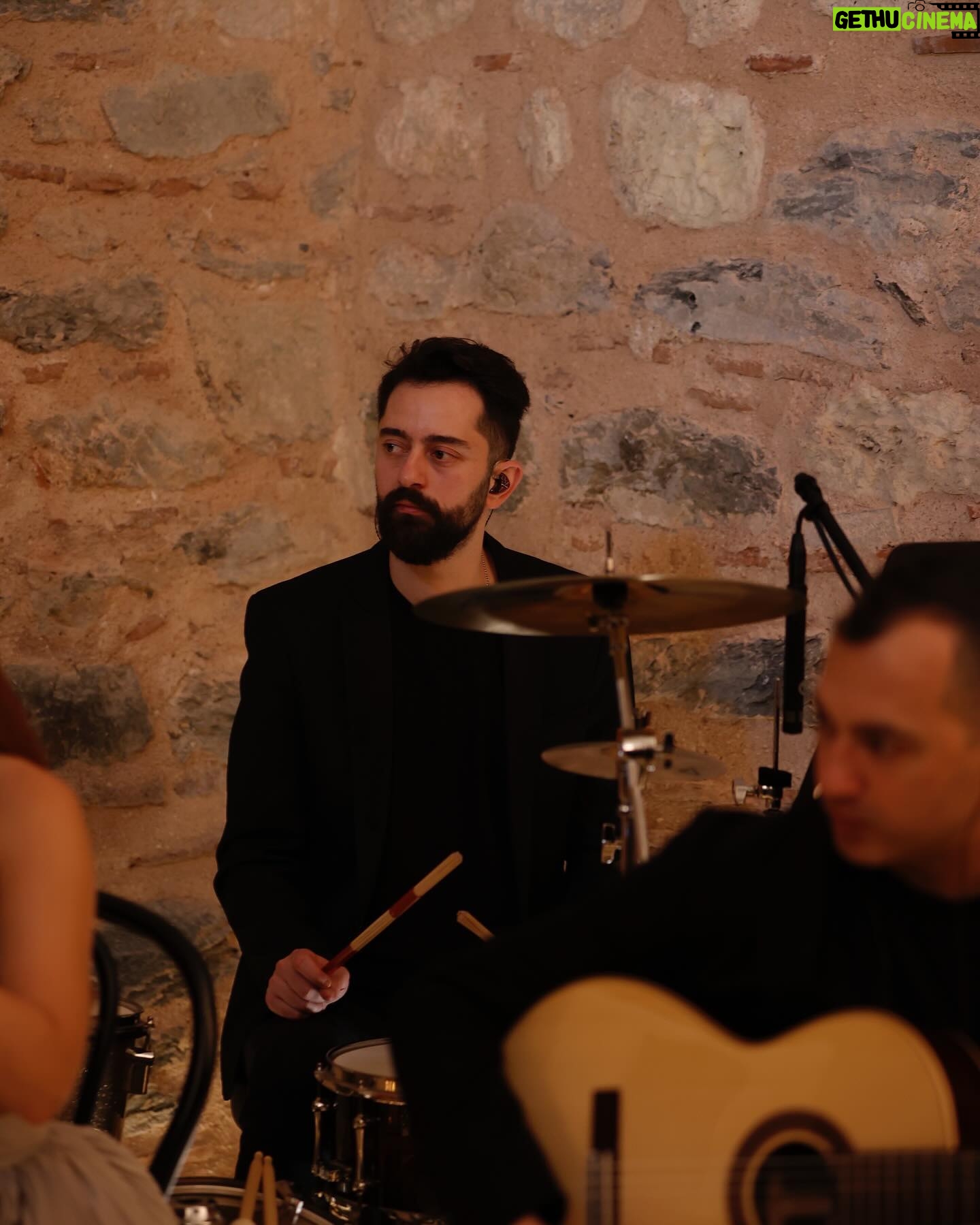 Başak Gümülcinelioğlu Instagram - Bildiğiniz üzere aylardır her pazar yayınladığımız istek şarkı programımın devamı olarak kendime ait ilk tekli konserimi çektim. Nefeslerimizi tuttuk 18.00 de yayınlanmasını bekliyoruz ! Çektim diyorum çünkü 2,5 aydır her detayıyla maddi-manevi ben ve çağrı ilgilendik. Böyle bir projeyi profesyonel yapım şirketleri olarak çekmek bile bu kadar zorken, biz ikimiz el ele başardık bunu. Yeri geldi ekran sürem arttığı ya da hiç dinlenmeden çalıştığım için hastanelik oldum… Ama değdi mi diye sorarsanız, fazlasıyla! Ben 2024’e bu hayalini de başarabilen bir kız olarak giriyorum. Hayalleri kurarken de gerçekleştirirken de her adımda var olduğun, karanlığa düştüğümde ışığım olduğun için iyi ki sen benim eşim sevgilimsin. Biliyorum her zaman kolay değil, bu süreç biraz zordu, ama başardık ve sana müteşekkirim. Seni çok seviyorum. @ctnkcgri 🤍✨ Sırasıyla gördüğünüz : @isteksarkimusic orkestrası Ama onlar aslında benim arkadaşlarım, abilerim, can dostlarım… Hiç birini bir diğerinden daha fazla sevmiyorum ama hepsini birbirinden çok başka seviyorum. Alfabetik sırayla fotoları koyuşum ondan :) Davulda @b.atuhankoc ama aynı zamanda şarkıların tüm mix masteringlerini de yapıyor , yani beni benden daha fazla duyuyor. Beni artık sevmese anlardım, ama nasıl yapıyorsa hala seviyor. 🥹 @bugraortakci bas gitarda ama yıllardır hayatımda ve şu hayatta gördüğüm en “hallederiz abi aynen!” diyip halledebilen insanlardan biri. 😘 @hasanaran abi gitarıyla çok meşhur da , kahkahaları, müzik bilgisi ve hepimizin abisi olmasıyla ayrı meşhur , bir yandan da Backstage videolarımızı izlediyseniz “downloading” leriyle ayrı meşhur. 😅 @msalihdmn abimiz klavyede, ekibimize bu proje ile katıldı ama bir anda tüm çalışkanlığı ve bizi rahatlatışıyla , aynı zamanda sakinliği ve abiliğiyle benim ilk saniyede kalbimde yer etti. 😌 İstek şarkının ilk videosundan bugüne kadar her söylediğimi şıp diye anlayan, projeye başlarken seninle bir şey konuşacağım dediğimde inşallah “bu projeyi sen çek!” Diyeceksindir diyen, ben streslenmeyim diye elinden geleni yapan, canım arkadaşım, aynı zamanda yönetmenim Burcu. @isikcizer 😇 (devamı yorumlarda)