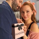 Başak Gümülcinelioğlu Instagram – Pandora ile her anım çok değerli ve rengarenk. Hayatıma girdiğin günden beri kalbimi ışıl ışıl yaptın.✨
Seni seviyorum sevgilim🩷
@theofficialpandora #BeLove #ShotForPandora #işbirliği