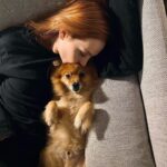 Başak Gümülcinelioğlu Instagram – Sen ve ben, 10 yıldır. 
En yakın arkadaşız. İyi ki varsın Ajom, bebeğim. 
Çoğu zaman bana ayakta durma, direnme, yola devam etme gücü verdin… Kahkahalarımı da , gözyaşlarımı da en çok sen gördün mesela, ve en çok da sen ağlamamam için patini uzattın ve yüzümü yaladın 😌
Sen, bugünkü Başak’ın en büyük parçasısın. Ve benim kalbim… 🦊

Biraz önce gözlerinin içine bakarak bunları söyledim. 
Bazen gözlerinin içine bakıyorum ve gözlerim doluyor. O kadar çok seviyorum seni. Belki birilerinin de bu dostluğu, Yol arkadaşlığını tatması için vesile oluruz diye buraya da yazıyorum. ❤️🥹🧿 
En son fotoğraf da sürprizli 😌