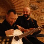 Başak Gümülcinelioğlu Instagram - Bildiğiniz üzere aylardır her pazar yayınladığımız istek şarkı programımın devamı olarak kendime ait ilk tekli konserimi çektim. Nefeslerimizi tuttuk 18.00 de yayınlanmasını bekliyoruz ! Çektim diyorum çünkü 2,5 aydır her detayıyla maddi-manevi ben ve çağrı ilgilendik. Böyle bir projeyi profesyonel yapım şirketleri olarak çekmek bile bu kadar zorken, biz ikimiz el ele başardık bunu. Yeri geldi ekran sürem arttığı ya da hiç dinlenmeden çalıştığım için hastanelik oldum… Ama değdi mi diye sorarsanız, fazlasıyla! Ben 2024’e bu hayalini de başarabilen bir kız olarak giriyorum. Hayalleri kurarken de gerçekleştirirken de her adımda var olduğun, karanlığa düştüğümde ışığım olduğun için iyi ki sen benim eşim sevgilimsin. Biliyorum her zaman kolay değil, bu süreç biraz zordu, ama başardık ve sana müteşekkirim. Seni çok seviyorum. @ctnkcgri 🤍✨ Sırasıyla gördüğünüz : @isteksarkimusic orkestrası Ama onlar aslında benim arkadaşlarım, abilerim, can dostlarım… Hiç birini bir diğerinden daha fazla sevmiyorum ama hepsini birbirinden çok başka seviyorum. Alfabetik sırayla fotoları koyuşum ondan :) Davulda @b.atuhankoc ama aynı zamanda şarkıların tüm mix masteringlerini de yapıyor , yani beni benden daha fazla duyuyor. Beni artık sevmese anlardım, ama nasıl yapıyorsa hala seviyor. 🥹 @bugraortakci bas gitarda ama yıllardır hayatımda ve şu hayatta gördüğüm en “hallederiz abi aynen!” diyip halledebilen insanlardan biri. 😘 @hasanaran abi gitarıyla çok meşhur da , kahkahaları, müzik bilgisi ve hepimizin abisi olmasıyla ayrı meşhur , bir yandan da Backstage videolarımızı izlediyseniz “downloading” leriyle ayrı meşhur. 😅 @msalihdmn abimiz klavyede, ekibimize bu proje ile katıldı ama bir anda tüm çalışkanlığı ve bizi rahatlatışıyla , aynı zamanda sakinliği ve abiliğiyle benim ilk saniyede kalbimde yer etti. 😌 İstek şarkının ilk videosundan bugüne kadar her söylediğimi şıp diye anlayan, projeye başlarken seninle bir şey konuşacağım dediğimde inşallah “bu projeyi sen çek!” Diyeceksindir diyen, ben streslenmeyim diye elinden geleni yapan, canım arkadaşım, aynı zamanda yönetmenim Burcu. @isikcizer 😇 (devamı yorumlarda)