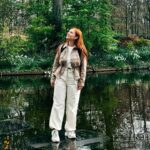 Başak Gümülcinelioğlu Instagram - Spontanlık vol bilmem kaç🥹 Keukenhof bahçeleri , bir sürü güzel lale, dünyanın tüm renkleri, Çağrı ve ben. Tatili uzatınca köyleri, kasabaları, doğal güzellikleri keşfetmeye karar verdik. Bir korkumun daha üzerine gidip, tek başıma göleti yürüyerek geçtim. İnsanlık için küçük olabilir, benim için büyük bir adım. Özellikle durmayı kendine lüks sayarak yaşayanlara tavsiyemdir, burası nefes almak ve iyileşmek zorunda bırakıyor sizi, gelin🌷