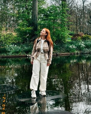 Başak Gümülcinelioğlu Instagram - Spontanlık vol bilmem kaç🥹 Keukenhof bahçeleri , bir sürü güzel lale, dünyanın tüm renkleri, Çağrı ve ben. Tatili uzatınca köyleri, kasabaları, doğal güzellikleri keşfetmeye karar verdik. Bir korkumun daha üzerine gidip, tek başıma göleti yürüyerek geçtim. İnsanlık için küçük olabilir, benim için büyük bir adım. Özellikle durmayı kendine lüks sayarak yaşayanlara tavsiyemdir, burası nefes almak ve iyileşmek zorunda bırakıyor sizi, gelin🌷