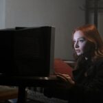 Başak Gümülcinelioğlu Instagram - It’s not a goodbye , but see you later… “Kim demiş bizim masalımız bitti diye, bizim masalımız şimdi başlıyor…” -Jale Giraylı Kısa ve öz: seni unutmam mümkün değil Jale! 🔥 Her duygusundan her travmasına, her kılığından peruğuna, kemanından türküsüne, ingilizcesinden türkçesine, anneliğinden tekilliğine, aşkından nefretine, bildiğim her şeyi sınayan, bir Jale geçti hayatımdan… Oynadığım karakterleri bir süre özler, bir süre yasını tutarım… Emeği geçen tüm ekip arkadaşlarımı ellerinden, gözlerinden, emeklerinden öperim. Sevgiyle yanımızda olan seyircimiz, iyi ki varsınız. Yeni hikayelerde buluşmak dileğiyle. Mesleğimi çok seviyorum. Bir kez daha anladım. Gururum ondandır. 🥂🤍🪬 #KülMasalıFinal @kulmasalitrt