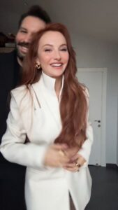 Başak Gümülcinelioğlu Instagram - Hazırlanmaya çalışıyorumdur, o sırada Çağrı 🫶🏻 @ctnkcgri Styling • @dorukkakiz Ceket • @meltemozbek #reklam