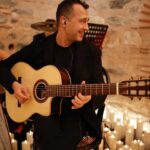Başak Gümülcinelioğlu Instagram - Bildiğiniz üzere aylardır her pazar yayınladığımız istek şarkı programımın devamı olarak kendime ait ilk tekli konserimi çektim. Nefeslerimizi tuttuk 18.00 de yayınlanmasını bekliyoruz ! Çektim diyorum çünkü 2,5 aydır her detayıyla maddi-manevi ben ve çağrı ilgilendik. Böyle bir projeyi profesyonel yapım şirketleri olarak çekmek bile bu kadar zorken, biz ikimiz el ele başardık bunu. Yeri geldi ekran sürem arttığı ya da hiç dinlenmeden çalıştığım için hastanelik oldum… Ama değdi mi diye sorarsanız, fazlasıyla! Ben 2024’e bu hayalini de başarabilen bir kız olarak giriyorum. Hayalleri kurarken de gerçekleştirirken de her adımda var olduğun, karanlığa düştüğümde ışığım olduğun için iyi ki sen benim eşim sevgilimsin. Biliyorum her zaman kolay değil, bu süreç biraz zordu, ama başardık ve sana müteşekkirim. Seni çok seviyorum. @ctnkcgri 🤍✨ Sırasıyla gördüğünüz : @isteksarkimusic orkestrası Ama onlar aslında benim arkadaşlarım, abilerim, can dostlarım… Hiç birini bir diğerinden daha fazla sevmiyorum ama hepsini birbirinden çok başka seviyorum. Alfabetik sırayla fotoları koyuşum ondan :) Davulda @b.atuhankoc ama aynı zamanda şarkıların tüm mix masteringlerini de yapıyor , yani beni benden daha fazla duyuyor. Beni artık sevmese anlardım, ama nasıl yapıyorsa hala seviyor. 🥹 @bugraortakci bas gitarda ama yıllardır hayatımda ve şu hayatta gördüğüm en “hallederiz abi aynen!” diyip halledebilen insanlardan biri. 😘 @hasanaran abi gitarıyla çok meşhur da , kahkahaları, müzik bilgisi ve hepimizin abisi olmasıyla ayrı meşhur , bir yandan da Backstage videolarımızı izlediyseniz “downloading” leriyle ayrı meşhur. 😅 @msalihdmn abimiz klavyede, ekibimize bu proje ile katıldı ama bir anda tüm çalışkanlığı ve bizi rahatlatışıyla , aynı zamanda sakinliği ve abiliğiyle benim ilk saniyede kalbimde yer etti. 😌 İstek şarkının ilk videosundan bugüne kadar her söylediğimi şıp diye anlayan, projeye başlarken seninle bir şey konuşacağım dediğimde inşallah “bu projeyi sen çek!” Diyeceksindir diyen, ben streslenmeyim diye elinden geleni yapan, canım arkadaşım, aynı zamanda yönetmenim Burcu. @isikcizer 😇 (devamı yorumlarda)