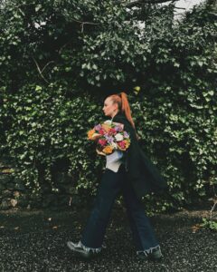Başak Gümülcinelioğlu Instagram - Çiçekler, aklımdaki kadınlar, yürüdüğümüz yollar 🌸 Kutlu olacak. 8 mart.