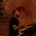Başak Gümülcinelioğlu Instagram - Bildiğiniz üzere aylardır her pazar yayınladığımız istek şarkı programımın devamı olarak kendime ait ilk tekli konserimi çektim. Nefeslerimizi tuttuk 18.00 de yayınlanmasını bekliyoruz ! Çektim diyorum çünkü 2,5 aydır her detayıyla maddi-manevi ben ve çağrı ilgilendik. Böyle bir projeyi profesyonel yapım şirketleri olarak çekmek bile bu kadar zorken, biz ikimiz el ele başardık bunu. Yeri geldi ekran sürem arttığı ya da hiç dinlenmeden çalıştığım için hastanelik oldum… Ama değdi mi diye sorarsanız, fazlasıyla! Ben 2024’e bu hayalini de başarabilen bir kız olarak giriyorum. Hayalleri kurarken de gerçekleştirirken de her adımda var olduğun, karanlığa düştüğümde ışığım olduğun için iyi ki sen benim eşim sevgilimsin. Biliyorum her zaman kolay değil, bu süreç biraz zordu, ama başardık ve sana müteşekkirim. Seni çok seviyorum. @ctnkcgri 🤍✨ Sırasıyla gördüğünüz : @isteksarkimusic orkestrası Ama onlar aslında benim arkadaşlarım, abilerim, can dostlarım… Hiç birini bir diğerinden daha fazla sevmiyorum ama hepsini birbirinden çok başka seviyorum. Alfabetik sırayla fotoları koyuşum ondan :) Davulda @b.atuhankoc ama aynı zamanda şarkıların tüm mix masteringlerini de yapıyor , yani beni benden daha fazla duyuyor. Beni artık sevmese anlardım, ama nasıl yapıyorsa hala seviyor. 🥹 @bugraortakci bas gitarda ama yıllardır hayatımda ve şu hayatta gördüğüm en “hallederiz abi aynen!” diyip halledebilen insanlardan biri. 😘 @hasanaran abi gitarıyla çok meşhur da , kahkahaları, müzik bilgisi ve hepimizin abisi olmasıyla ayrı meşhur , bir yandan da Backstage videolarımızı izlediyseniz “downloading” leriyle ayrı meşhur. 😅 @msalihdmn abimiz klavyede, ekibimize bu proje ile katıldı ama bir anda tüm çalışkanlığı ve bizi rahatlatışıyla , aynı zamanda sakinliği ve abiliğiyle benim ilk saniyede kalbimde yer etti. 😌 İstek şarkının ilk videosundan bugüne kadar her söylediğimi şıp diye anlayan, projeye başlarken seninle bir şey konuşacağım dediğimde inşallah “bu projeyi sen çek!” Diyeceksindir diyen, ben streslenmeyim diye elinden geleni yapan, canım arkadaşım, aynı zamanda yönetmenim Burcu. @isikcizer 😇 (devamı yorumlarda)