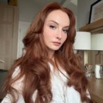 Başak Gümülcinelioğlu Instagram – Hazırlık süremden hiç bahsetmiycem ama içime sindi. 🥲Dersimi iyi dinlemişim @atakangelisli @ezgihalilbeyoglu Ne diyosunuz? 🫶🏻 
(Dolabın üstünde tek başında duran hüzünlü valizi görmüyoruz 🥹)