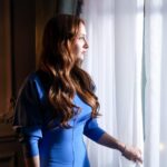 Başak Gümülcinelioğlu Instagram - It’s not a goodbye , but see you later… “Kim demiş bizim masalımız bitti diye, bizim masalımız şimdi başlıyor…” -Jale Giraylı Kısa ve öz: seni unutmam mümkün değil Jale! 🔥 Her duygusundan her travmasına, her kılığından peruğuna, kemanından türküsüne, ingilizcesinden türkçesine, anneliğinden tekilliğine, aşkından nefretine, bildiğim her şeyi sınayan, bir Jale geçti hayatımdan… Oynadığım karakterleri bir süre özler, bir süre yasını tutarım… Emeği geçen tüm ekip arkadaşlarımı ellerinden, gözlerinden, emeklerinden öperim. Sevgiyle yanımızda olan seyircimiz, iyi ki varsınız. Yeni hikayelerde buluşmak dileğiyle. Mesleğimi çok seviyorum. Bir kez daha anladım. Gururum ondandır. 🥂🤍🪬 #KülMasalıFinal @kulmasalitrt