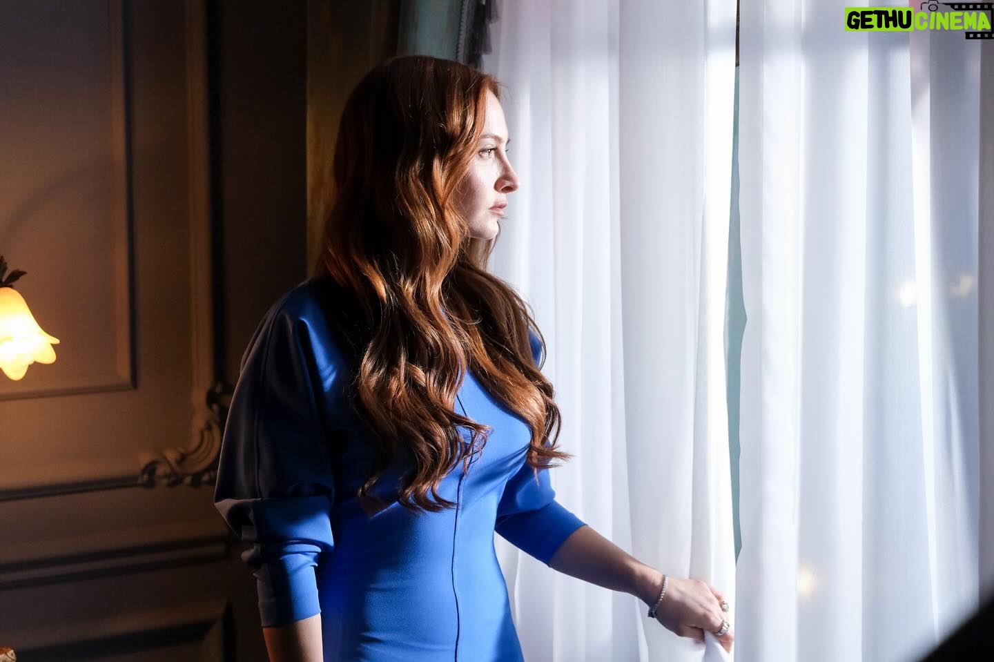 Başak Gümülcinelioğlu Instagram - It’s not a goodbye , but see you later… “Kim demiş bizim masalımız bitti diye, bizim masalımız şimdi başlıyor…” -Jale Giraylı Kısa ve öz: seni unutmam mümkün değil Jale! 🔥 Her duygusundan her travmasına, her kılığından peruğuna, kemanından türküsüne, ingilizcesinden türkçesine, anneliğinden tekilliğine, aşkından nefretine, bildiğim her şeyi sınayan, bir Jale geçti hayatımdan… Oynadığım karakterleri bir süre özler, bir süre yasını tutarım… Emeği geçen tüm ekip arkadaşlarımı ellerinden, gözlerinden, emeklerinden öperim. Sevgiyle yanımızda olan seyircimiz, iyi ki varsınız. Yeni hikayelerde buluşmak dileğiyle. Mesleğimi çok seviyorum. Bir kez daha anladım. Gururum ondandır. 🥂🤍🪬 #KülMasalıFinal @kulmasalitrt