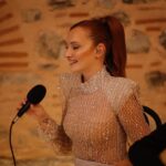 Başak Gümülcinelioğlu Instagram - Bildiğiniz üzere aylardır her pazar yayınladığımız istek şarkı programımın devamı olarak kendime ait ilk tekli konserimi çektim. Nefeslerimizi tuttuk 18.00 de yayınlanmasını bekliyoruz ! Çektim diyorum çünkü 2,5 aydır her detayıyla maddi-manevi ben ve çağrı ilgilendik. Böyle bir projeyi profesyonel yapım şirketleri olarak çekmek bile bu kadar zorken, biz ikimiz el ele başardık bunu. Yeri geldi ekran sürem arttığı ya da hiç dinlenmeden çalıştığım için hastanelik oldum… Ama değdi mi diye sorarsanız, fazlasıyla! Ben 2024’e bu hayalini de başarabilen bir kız olarak giriyorum. Hayalleri kurarken de gerçekleştirirken de her adımda var olduğun, karanlığa düştüğümde ışığım olduğun için iyi ki sen benim eşim sevgilimsin. Biliyorum her zaman kolay değil, bu süreç biraz zordu, ama başardık ve sana müteşekkirim. Seni çok seviyorum. @ctnkcgri 🤍✨ Sırasıyla gördüğünüz : @isteksarkimusic orkestrası Ama onlar aslında benim arkadaşlarım, abilerim, can dostlarım… Hiç birini bir diğerinden daha fazla sevmiyorum ama hepsini birbirinden çok başka seviyorum. Alfabetik sırayla fotoları koyuşum ondan :) Davulda @b.atuhankoc ama aynı zamanda şarkıların tüm mix masteringlerini de yapıyor , yani beni benden daha fazla duyuyor. Beni artık sevmese anlardım, ama nasıl yapıyorsa hala seviyor. 🥹 @bugraortakci bas gitarda ama yıllardır hayatımda ve şu hayatta gördüğüm en “hallederiz abi aynen!” diyip halledebilen insanlardan biri. 😘 @hasanaran abi gitarıyla çok meşhur da , kahkahaları, müzik bilgisi ve hepimizin abisi olmasıyla ayrı meşhur , bir yandan da Backstage videolarımızı izlediyseniz “downloading” leriyle ayrı meşhur. 😅 @msalihdmn abimiz klavyede, ekibimize bu proje ile katıldı ama bir anda tüm çalışkanlığı ve bizi rahatlatışıyla , aynı zamanda sakinliği ve abiliğiyle benim ilk saniyede kalbimde yer etti. 😌 İstek şarkının ilk videosundan bugüne kadar her söylediğimi şıp diye anlayan, projeye başlarken seninle bir şey konuşacağım dediğimde inşallah “bu projeyi sen çek!” Diyeceksindir diyen, ben streslenmeyim diye elinden geleni yapan, canım arkadaşım, aynı zamanda yönetmenim Burcu. @isikcizer 😇 (devamı yorumlarda)