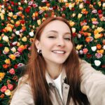 Başak Gümülcinelioğlu Instagram - Spontanlık vol bilmem kaç🥹 Keukenhof bahçeleri , bir sürü güzel lale, dünyanın tüm renkleri, Çağrı ve ben. Tatili uzatınca köyleri, kasabaları, doğal güzellikleri keşfetmeye karar verdik. Bir korkumun daha üzerine gidip, tek başıma göleti yürüyerek geçtim. İnsanlık için küçük olabilir, benim için büyük bir adım. Özellikle durmayı kendine lüks sayarak yaşayanlara tavsiyemdir, burası nefes almak ve iyileşmek zorunda bırakıyor sizi, gelin🌷