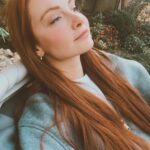 Başak Gümülcinelioğlu Instagram – #SundayRetreat • Beni tanıyanlar yıllardır yakın arkadaşlarımın, gittiğim restoranların özetle alışkanlıklarımın pek değişmediğini, yeni şeyler denemeye çok açık biri olsam da bir yerin, bir kişinin bana iyi hissettirdiği sürece hayatımda hep var olduğunu çok iyi bilir. 
Üç ayda bir gelebilsemde burada geçen tam bir günüm kendime verdiğim hediye, ayırdığım bir Başak günü oluyor. Dostluklarından, kedisine köpeğine, bahçesine, ilgisine, işini iyi yapışına hayran olduğum ve bana şifalı gelen bir yerde geçen bir pazar. Bugün Hüseyin bana dedi ki “Sen işini asla para için yapmıyorsun seni o kadar iyi tanıdım ki, yerinde durmuyorsun, yoruluyorsun, bitiyorsun ama vazgeçmiyosun, besleniyorsun bundan. Sen de benim gibisin.” Anlaşıldığın bir yerde olmak ne paha biçilemez şey. Hepimizin kendine iyi gelen insanlarla, kendine iyi gelen yerlerde hayat koşturmacasının ortasında bir nefes zamanı yaratabilmesini dilerim. Birer marka olduğunuz için bu gönderimin altına #reklam yazıyorum ama keşke herkesin sizinle tanışma fırsatı olsa @huseyinpolatofficial ve @hakangoleli . Bu vesileyle saçlarımla alakalı gelen tüm soruları da böyle bir genel cevaplamış olayım 🤍