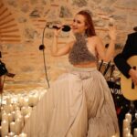 Başak Gümülcinelioğlu Instagram - Bildiğiniz üzere aylardır her pazar yayınladığımız istek şarkı programımın devamı olarak kendime ait ilk tekli konserimi çektim. Nefeslerimizi tuttuk 18.00 de yayınlanmasını bekliyoruz ! Çektim diyorum çünkü 2,5 aydır her detayıyla maddi-manevi ben ve çağrı ilgilendik. Böyle bir projeyi profesyonel yapım şirketleri olarak çekmek bile bu kadar zorken, biz ikimiz el ele başardık bunu. Yeri geldi ekran sürem arttığı ya da hiç dinlenmeden çalıştığım için hastanelik oldum… Ama değdi mi diye sorarsanız, fazlasıyla! Ben 2024’e bu hayalini de başarabilen bir kız olarak giriyorum. Hayalleri kurarken de gerçekleştirirken de her adımda var olduğun, karanlığa düştüğümde ışığım olduğun için iyi ki sen benim eşim sevgilimsin. Biliyorum her zaman kolay değil, bu süreç biraz zordu, ama başardık ve sana müteşekkirim. Seni çok seviyorum. @ctnkcgri 🤍✨ Sırasıyla gördüğünüz : @isteksarkimusic orkestrası Ama onlar aslında benim arkadaşlarım, abilerim, can dostlarım… Hiç birini bir diğerinden daha fazla sevmiyorum ama hepsini birbirinden çok başka seviyorum. Alfabetik sırayla fotoları koyuşum ondan :) Davulda @b.atuhankoc ama aynı zamanda şarkıların tüm mix masteringlerini de yapıyor , yani beni benden daha fazla duyuyor. Beni artık sevmese anlardım, ama nasıl yapıyorsa hala seviyor. 🥹 @bugraortakci bas gitarda ama yıllardır hayatımda ve şu hayatta gördüğüm en “hallederiz abi aynen!” diyip halledebilen insanlardan biri. 😘 @hasanaran abi gitarıyla çok meşhur da , kahkahaları, müzik bilgisi ve hepimizin abisi olmasıyla ayrı meşhur , bir yandan da Backstage videolarımızı izlediyseniz “downloading” leriyle ayrı meşhur. 😅 @msalihdmn abimiz klavyede, ekibimize bu proje ile katıldı ama bir anda tüm çalışkanlığı ve bizi rahatlatışıyla , aynı zamanda sakinliği ve abiliğiyle benim ilk saniyede kalbimde yer etti. 😌 İstek şarkının ilk videosundan bugüne kadar her söylediğimi şıp diye anlayan, projeye başlarken seninle bir şey konuşacağım dediğimde inşallah “bu projeyi sen çek!” Diyeceksindir diyen, ben streslenmeyim diye elinden geleni yapan, canım arkadaşım, aynı zamanda yönetmenim Burcu. @isikcizer 😇 (devamı yorumlarda)