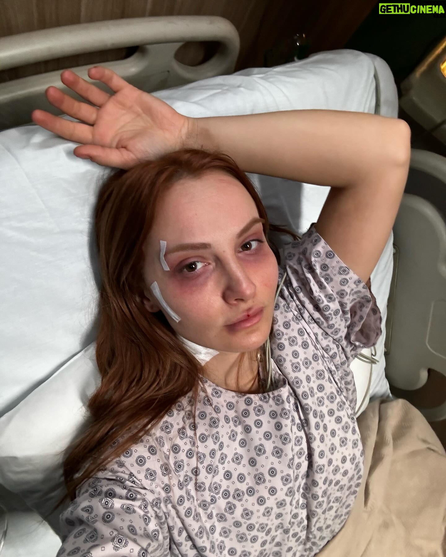Başak Gümülcinelioğlu Instagram - JALE IS BACK 🔥 Hep çerçevede kalacağını düşünmemiştiniz inşallah 🥹 Ah Jale’m hüzünlü kekim, sana neler oldu böyle adlı @kulmasalitrt 3. Bölüm #dump çalışmamdır. Çok korkunç olmasın diye yeni afişimizi kapak yaptım ama kaydırarak bu haftanın özetini görebilirsiniz 🥲İnşallah çok spoiler vermemişimdir, zira saat 20’de @trt1 deyiz! Hadi ekran başına, bölüm sonunda lütfen burada buluşalım 🙏🏻 #KülMasalı hashtagi ile de yorumlar yaparsanız keyifle okuruz tadından yenmez 😌