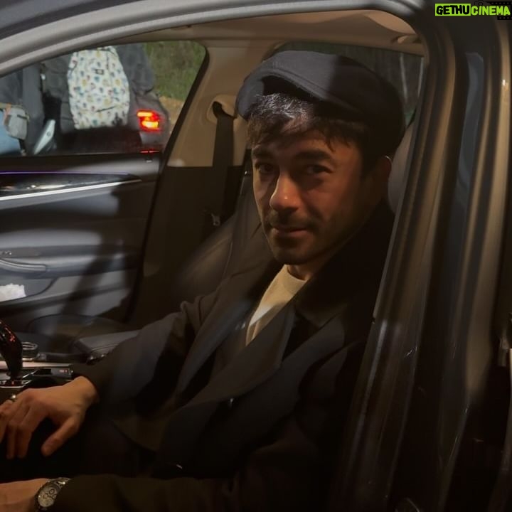 Başak Gümülcinelioğlu Instagram - JALE IS BACK 🔥 Hep çerçevede kalacağını düşünmemiştiniz inşallah 🥹 Ah Jale’m hüzünlü kekim, sana neler oldu böyle adlı @kulmasalitrt 3. Bölüm #dump çalışmamdır. Çok korkunç olmasın diye yeni afişimizi kapak yaptım ama kaydırarak bu haftanın özetini görebilirsiniz 🥲İnşallah çok spoiler vermemişimdir, zira saat 20’de @trt1 deyiz! Hadi ekran başına, bölüm sonunda lütfen burada buluşalım 🙏🏻 #KülMasalı hashtagi ile de yorumlar yaparsanız keyifle okuruz tadından yenmez 😌