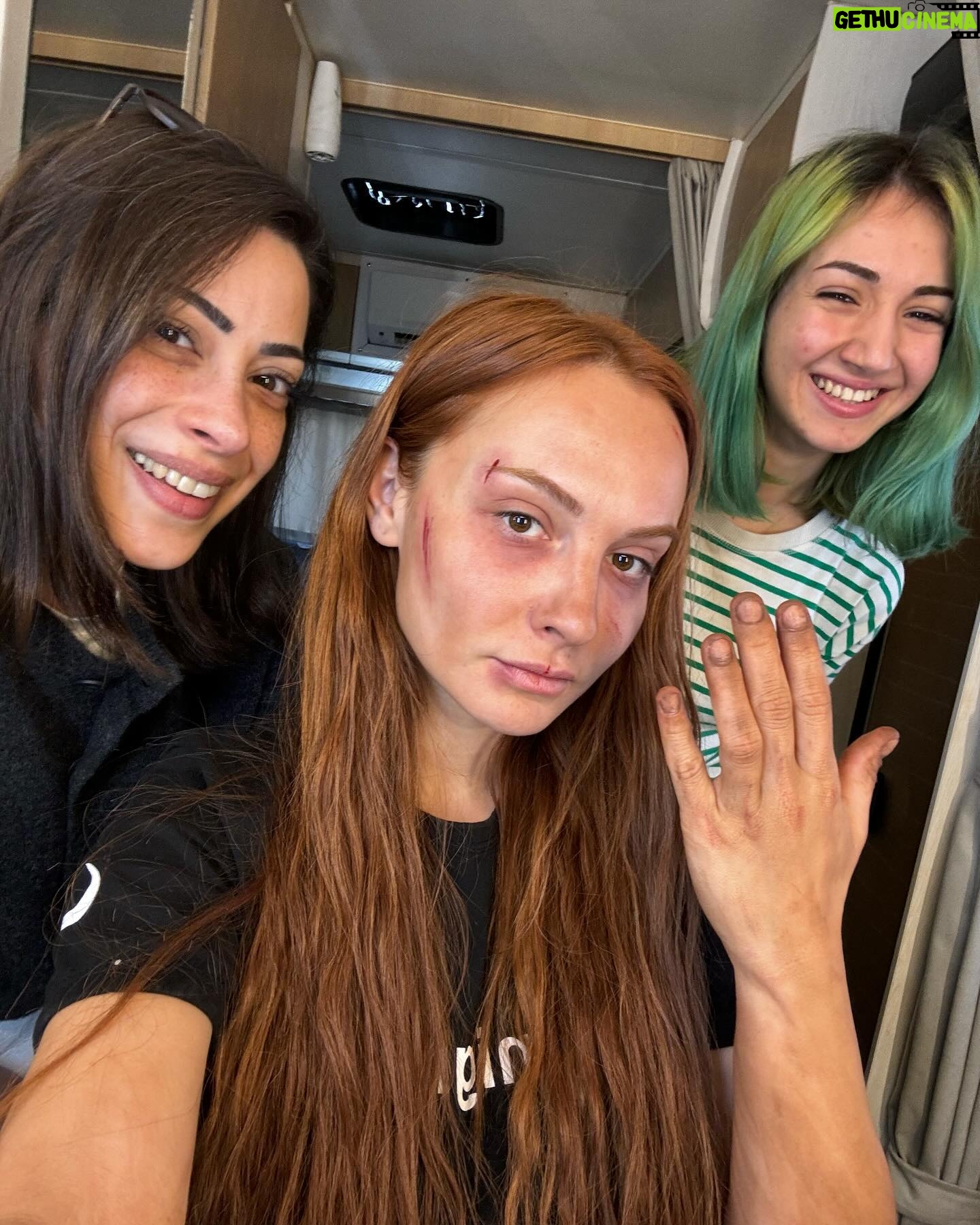 Başak Gümülcinelioğlu Instagram - JALE IS BACK 🔥 Hep çerçevede kalacağını düşünmemiştiniz inşallah 🥹 Ah Jale’m hüzünlü kekim, sana neler oldu böyle adlı @kulmasalitrt 3. Bölüm #dump çalışmamdır. Çok korkunç olmasın diye yeni afişimizi kapak yaptım ama kaydırarak bu haftanın özetini görebilirsiniz 🥲İnşallah çok spoiler vermemişimdir, zira saat 20’de @trt1 deyiz! Hadi ekran başına, bölüm sonunda lütfen burada buluşalım 🙏🏻 #KülMasalı hashtagi ile de yorumlar yaparsanız keyifle okuruz tadından yenmez 😌