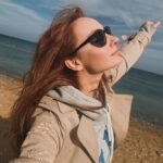 Başak Gümülcinelioğlu Instagram – Hayatımın en zor, en yoğun, duyguların en yüksek hallerini hissettiğim, aynı zamanda en farkındalık dolu, en güzel haftasıydı ama hepsi bir arada olunca yorulabiliyor da insan, o yüzden aslında hiç kolay geçmedi bu hafta. 
Bu hafta 32 yıllık benliğimi, kendimi en iyi anladığım ve tanımaya başladığım, hayatımın en önemli haftası olarak tarihe geçti. Her şeyin sonunda ilk fotoğraftaki gibi bir “oh!” çektiğim, kendimi olduğum gibi sevmeme yardım eden bu haftaya selam olsun. Bir de #dump olsun. Son video da hayatta hep çabalamayı ve ilerlemeyi seçen herkese bir selam olsun. 🫶🏻🤍