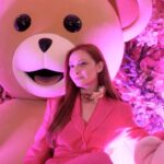 Başak Gümülcinelioğlu Instagram - Hayal dünyama hoşgeldiniz 🌸 Sakura kokuları eşliğinde bir masal evrenine ışınlandım 🫠 9 Mayıs’a kadar Kanyon metro geçişinde , mutlaka uğrayın bu deneyimi siz de yaşayın sonra da bana teşekkür edin derim dostlarım. 🪬 @yumostr #BambaşkaBiFerahlıkYumoşSakuraileGelsin #YumoşTünel #işbirliği