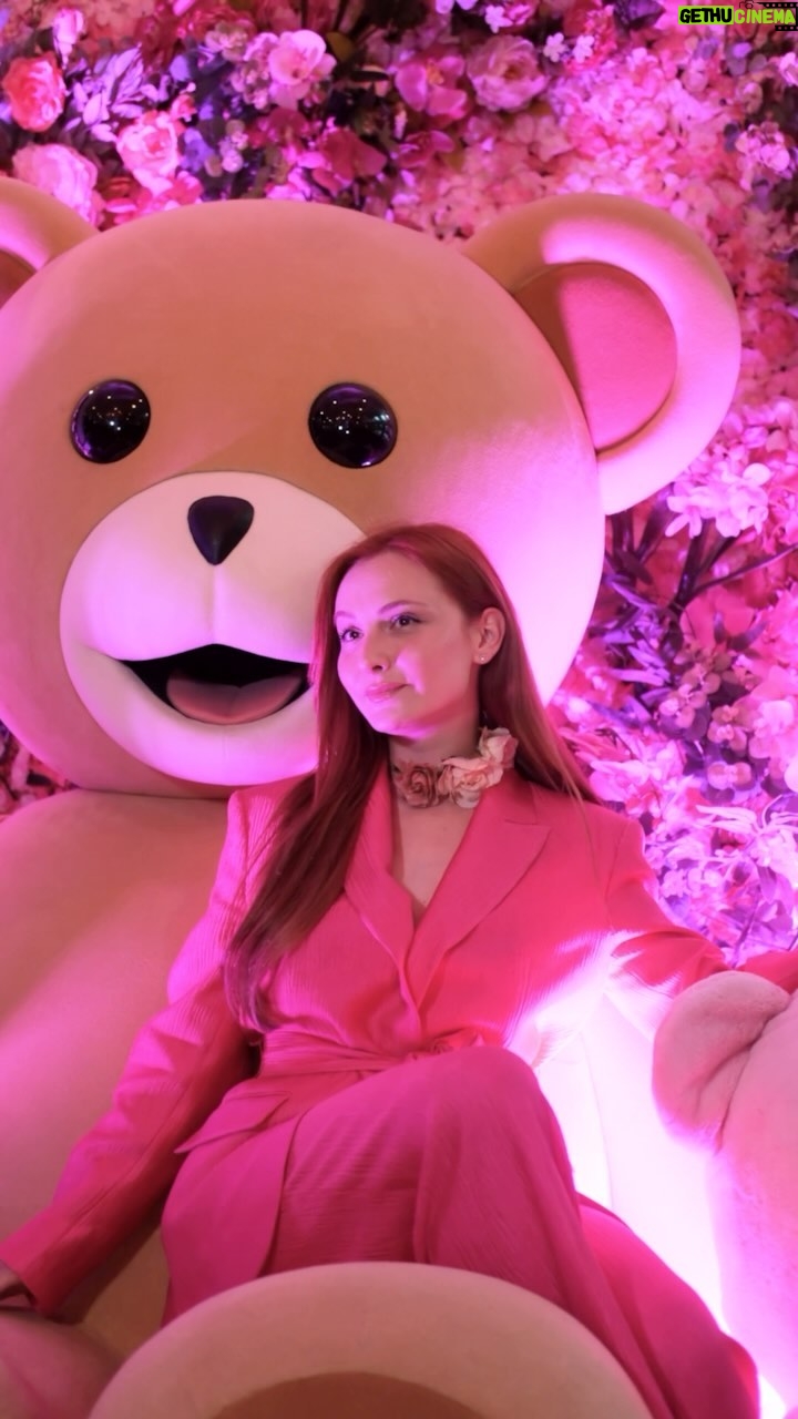Başak Gümülcinelioğlu Instagram - Hayal dünyama hoşgeldiniz 🌸 Sakura kokuları eşliğinde bir masal evrenine ışınlandım 🫠 9 Mayıs’a kadar Kanyon metro geçişinde , mutlaka uğrayın bu deneyimi siz de yaşayın sonra da bana teşekkür edin derim dostlarım. 🪬 @yumostr #BambaşkaBiFerahlıkYumoşSakuraileGelsin #YumoşTünel #işbirliği