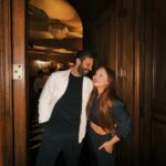 Başak Gümülcinelioğlu Instagram – Hayatımın en zor, en yoğun, duyguların en yüksek hallerini hissettiğim, aynı zamanda en farkındalık dolu, en güzel haftasıydı ama hepsi bir arada olunca yorulabiliyor da insan, o yüzden aslında hiç kolay geçmedi bu hafta. 
Bu hafta 32 yıllık benliğimi, kendimi en iyi anladığım ve tanımaya başladığım, hayatımın en önemli haftası olarak tarihe geçti. Her şeyin sonunda ilk fotoğraftaki gibi bir “oh!” çektiğim, kendimi olduğum gibi sevmeme yardım eden bu haftaya selam olsun. Bir de #dump olsun. Son video da hayatta hep çabalamayı ve ilerlemeyi seçen herkese bir selam olsun. 🫶🏻🤍
