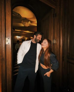 Başak Gümülcinelioğlu Instagram - Hayatımın en zor, en yoğun, duyguların en yüksek hallerini hissettiğim, aynı zamanda en farkındalık dolu, en güzel haftasıydı ama hepsi bir arada olunca yorulabiliyor da insan, o yüzden aslında hiç kolay geçmedi bu hafta. 
Bu hafta 32 yıllık benliğimi, kendimi en iyi anladığım ve tanımaya başladığım, hayatımın en önemli haftası olarak tarihe geçti. Her şeyin sonunda ilk fotoğraftaki gibi bir “oh!” çektiğim, kendimi olduğum gibi sevmeme yardım eden bu haftaya selam olsun. Bir de #dump olsun. Son video da hayatta hep çabalamayı ve ilerlemeyi seçen herkese bir selam olsun. 🫶🏻🤍