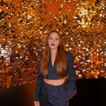 Başak Gümülcinelioğlu Instagram – Hayatımın en zor, en yoğun, duyguların en yüksek hallerini hissettiğim, aynı zamanda en farkındalık dolu, en güzel haftasıydı ama hepsi bir arada olunca yorulabiliyor da insan, o yüzden aslında hiç kolay geçmedi bu hafta. 
Bu hafta 32 yıllık benliğimi, kendimi en iyi anladığım ve tanımaya başladığım, hayatımın en önemli haftası olarak tarihe geçti. Her şeyin sonunda ilk fotoğraftaki gibi bir “oh!” çektiğim, kendimi olduğum gibi sevmeme yardım eden bu haftaya selam olsun. Bir de #dump olsun. Son video da hayatta hep çabalamayı ve ilerlemeyi seçen herkese bir selam olsun. 🫶🏻🤍