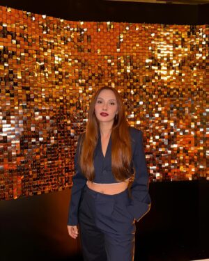 Başak Gümülcinelioğlu Instagram - Hayatımın en zor, en yoğun, duyguların en yüksek hallerini hissettiğim, aynı zamanda en farkındalık dolu, en güzel haftasıydı ama hepsi bir arada olunca yorulabiliyor da insan, o yüzden aslında hiç kolay geçmedi bu hafta. 
Bu hafta 32 yıllık benliğimi, kendimi en iyi anladığım ve tanımaya başladığım, hayatımın en önemli haftası olarak tarihe geçti. Her şeyin sonunda ilk fotoğraftaki gibi bir “oh!” çektiğim, kendimi olduğum gibi sevmeme yardım eden bu haftaya selam olsun. Bir de #dump olsun. Son video da hayatta hep çabalamayı ve ilerlemeyi seçen herkese bir selam olsun. 🫶🏻🤍
